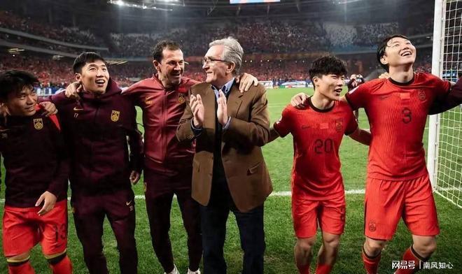 新国足雏形显现：11员虎将就位，张玉宁成为核心，归化球员逐渐让位