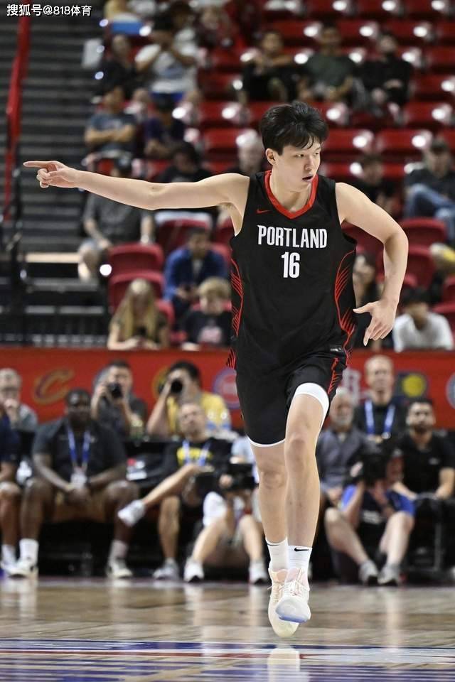 杨瀚森命中三分后，向替补席做出“阿玛特拉斯”庆祝动作